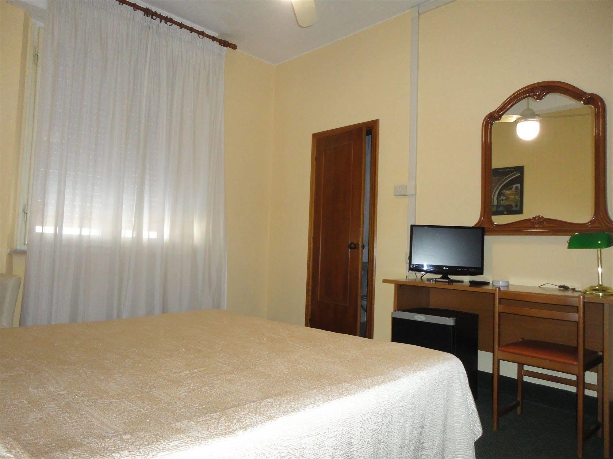 Giappone Inn Parking Hotel Livorno Exteriör bild