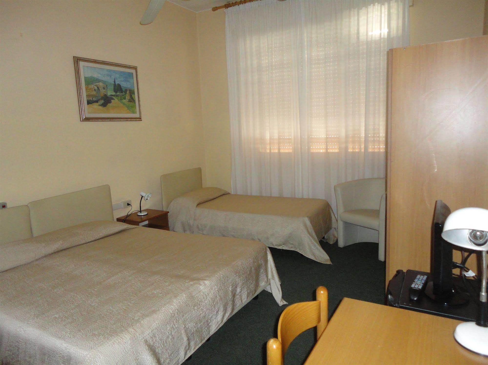 Giappone Inn Parking Hotel Livorno Exteriör bild